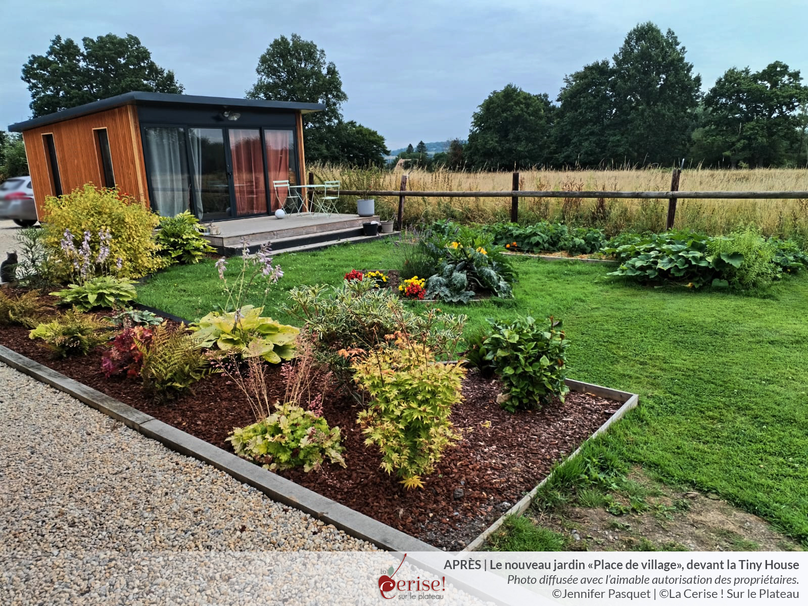 APRÈS | Le nouveau jardin «Place de village», devant la Tiny House
Photo diffusée avec l’aimable autorisation des propriétaires.
©Jennifer Pasquet | ©La Cerise ! Sur le Plateau